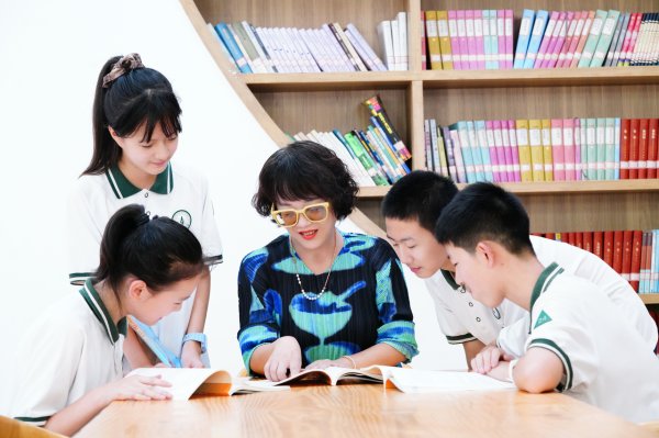 佰亿配资 ​致敬第41个教师节丨杭州江南实验学校杨雷老师：33年深耕教学一线，19年班主任获好评